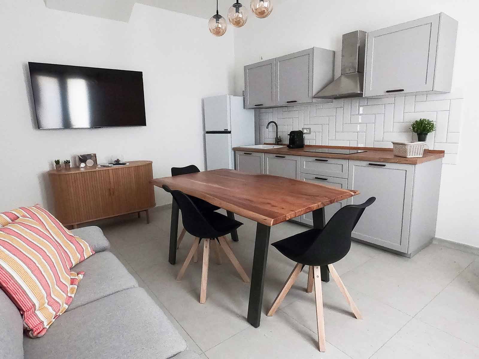 Zona giorno con cucina attrezzata della casa vacanze a Teulada Domus Alba