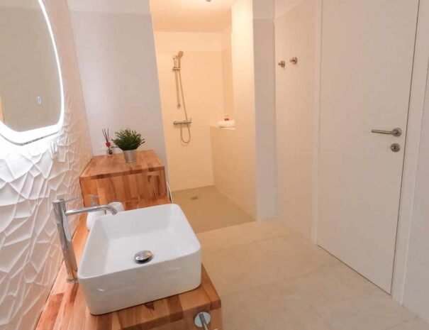 Bagno moderno dell’appartamento A Domus con doccia