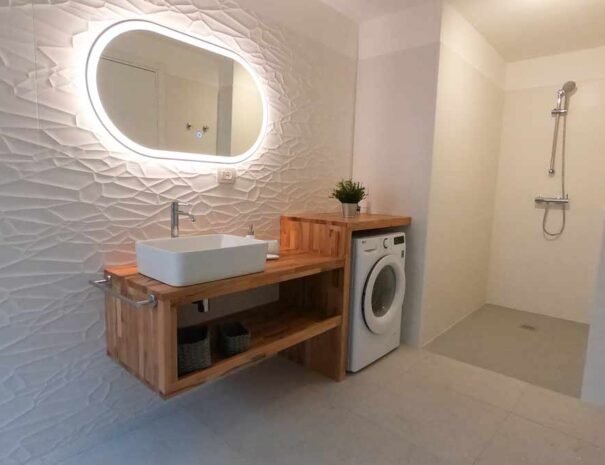 Bagno moderno dell’appartamento A Domus con lavabo