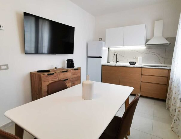 Dettaglio della cucina moderna e completamente attrezzata nella zona giorno di Domus Alba a Teulada