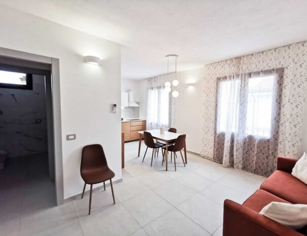 Vista panoramica del luminoso soggiorno della casa vacanze a Teulada Alba con affaccio suggestivo sulla località di Teulada