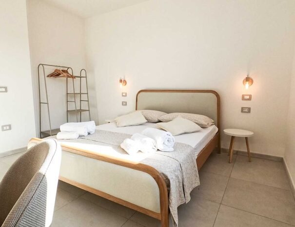 Camera da letto matrimoniale di Domus Soli a Teulada arredata con stile e biancheria inclusa per il massimo comfort