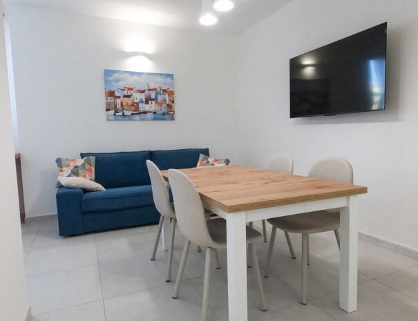 Zona pranzo della casa vacanze a Teulada Domus Soli: dettaglio dell'arredo moderno e funzionale