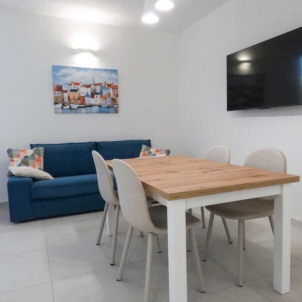 Zona pranzo della casa vacanze a Teulada Domus Soli: dettaglio dell'arredo moderno e funzionale