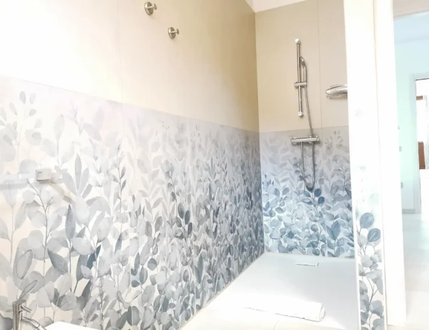 Interno-doccia-spaziosa-bagno-domus-soli-teulada