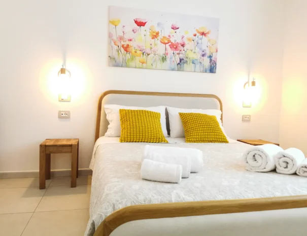 Letto matrimoniale spazioso con biancheria bianca nell'appartamento Soli.