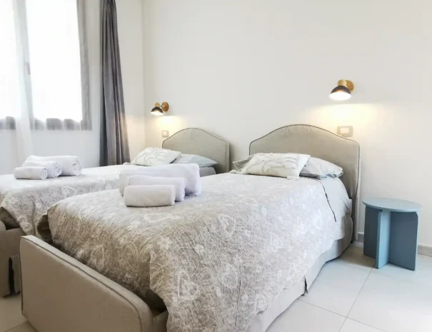 cameretta-letti-singoli-dettaglio-finestra-Domus-soli-teulada