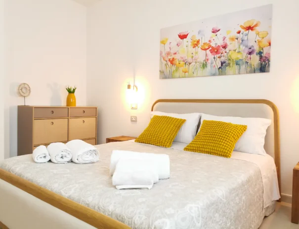 Particolare dei mobile e della testiera del letto a Domus Teulada.