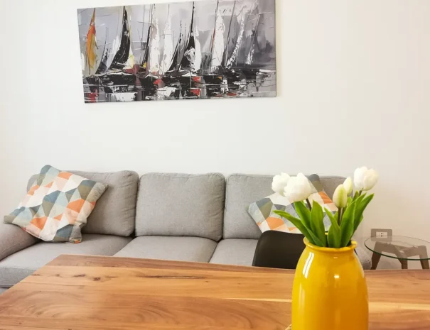 Divano moderno e confortevole nel soggiorno dell'appartamento Domus Luxi.