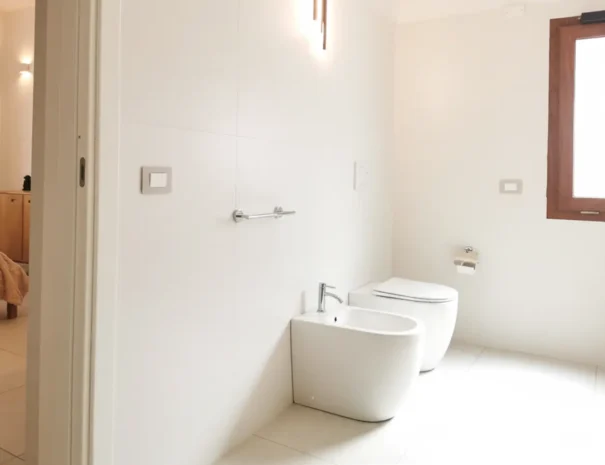 Sanitari e dettagli del bagno moderno presso Domus Luxi a Teulada, Sardegna.