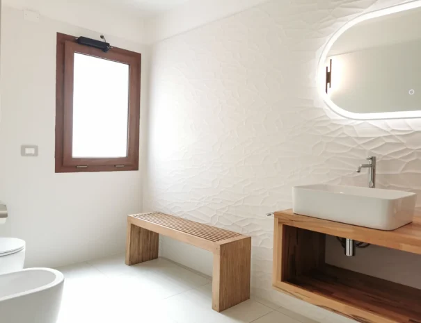 Vista della finestra e della luce naturale nel bagno dell'appartamento Domus Luxi.