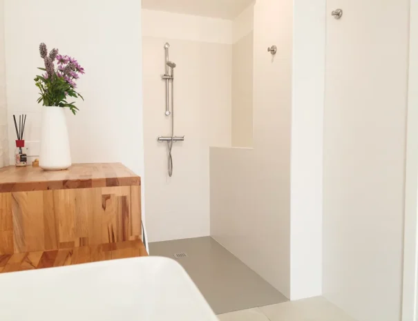 Box doccia spazioso con finiture moderne nell'appartamento Domus Luxi