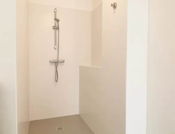 Interno del box doccia con soffione moderno presso Domus Luxi a Teulada