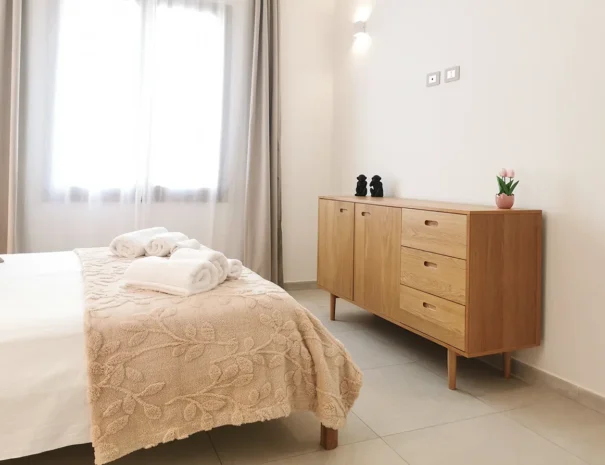 Vista della camera degli ospiti con letto matrimoniale pronta per l'accoglienza