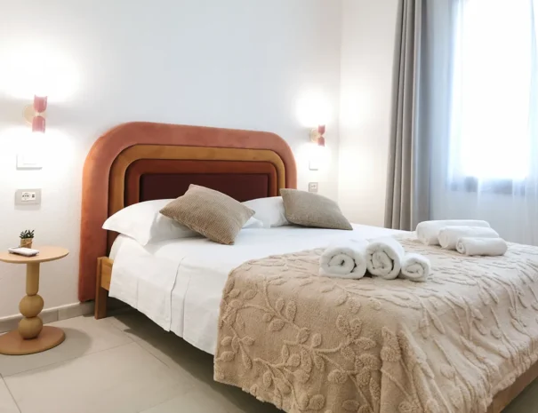 Letto matrimoniale preparato e accogliente nella stanza principale di Domus Luxi.