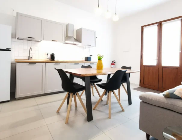 Cucina moderna e completamente attrezzata nell'area open space a Teulada.