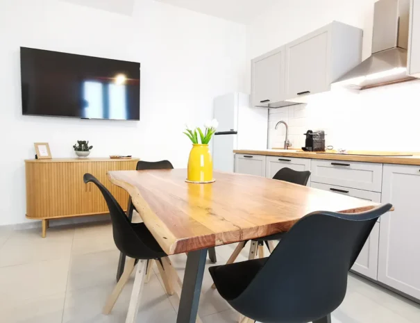 Dettaglio del tavolo in legno e sedie di design nella cucina dell'appartamento