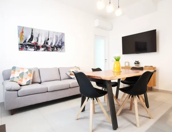 Divano moderno e confortevole nel soggiorno dell'appartamento Domus Luxi