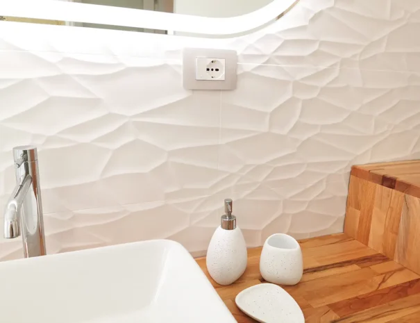 Particolare delle texture e dei rivestimenti delle pareti del bagno di design