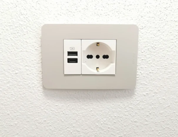 Dettaglio della presa elettrica con porte USB integrate per ricarica dispositivi.