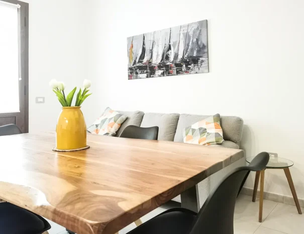 Arredo del soggiorno con quadro a tema mare presso Domus Luxi a Teulada