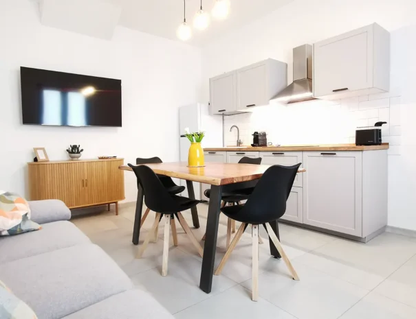 Tavolo da pranzo moderno e sedie nella zona giorno di Domus Luxi.