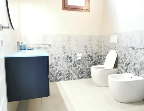 Bagno con finiture moderne e box doccia spazioso nell'appartamento Soli.