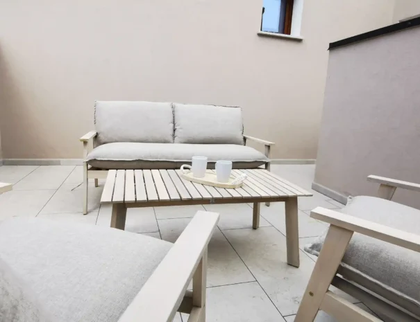 Veranda coperta con tavolo e sedie per mangiare all'aperto a Teulada.