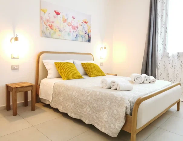 Interno della camera da letto padronale con tenda luminosa, appartamento Soli.