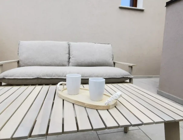 Vista dalla veranda dell'appartamento Soli, ideale per colazioni estive.